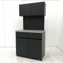 【シックなキッチンキャビネット！給湯室にオススメ】■オカムラ(okamura)製　アルトピアッツァシリーズ　キッチンキャビネット　■W900×D520×H1800㎜　■コンセントユニット付　■本体：ブラック　天板：木目ナチュラル 【弊社使用欄：A01061016】