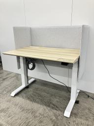 【健康増進に繋がる！座った姿勢と立った姿勢を交互にすることでリフレッシュに！】■コクヨ製　シークエンス　上下昇降デスク　■電動昇降　H 630～1290　■天板ノーブルライトナチュラル　グレーパネル