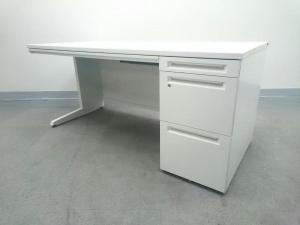 【在庫入替セール】【1台入荷！！】片袖机　事務机　幅1500㎜　オカムラ　ホワイト　アドバンスシリーズ　足部分等薄い日焼け有り