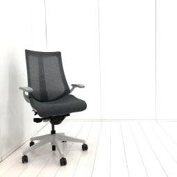 【座る姿勢や身体の動きにフレキシブルに対応！】■イトーキ　アクトチェア　肘付　ダックグレー　メッシュバック　テクスチャード張地　※肘擦れあり【ITOKI　Act2】★