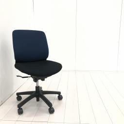 【美しさが際立つシンプルデザイン！】■イトーキ　トルテアールチェア　背：ネイビーブルー　座：ブラック　■ソフトでやさしい使い心地！【ITOKI　torte-R】
