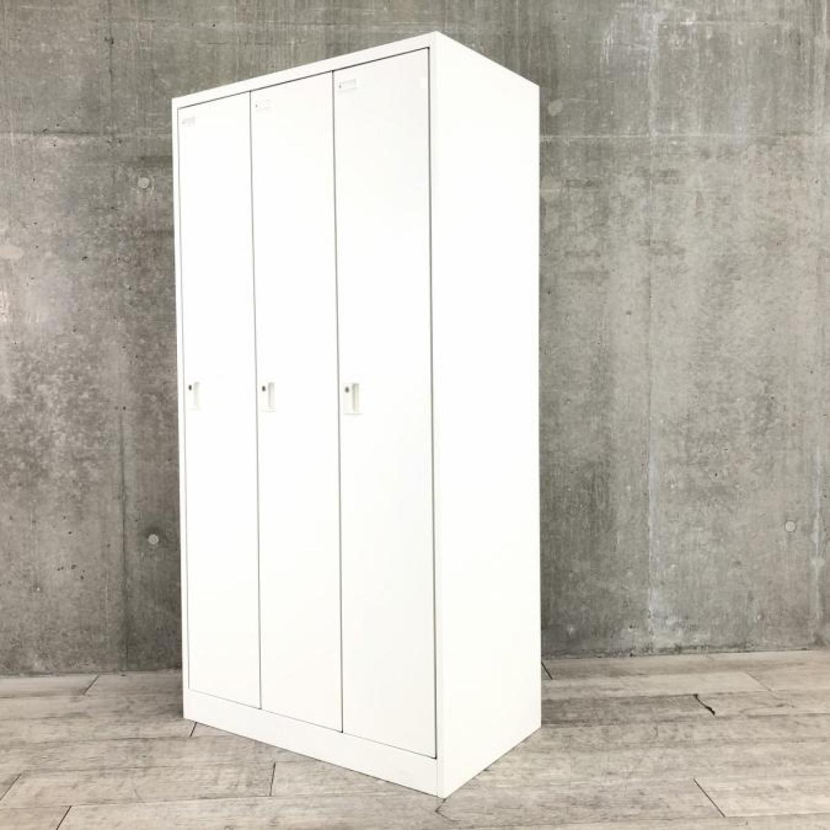 【ゆとりのある収納スペース！衣類や個人の荷物・貴重品の管理にオススメ！】■オカムラ(okamura)製　FZロッカーシリーズ　3人用更衣ロッカー　W900×D515㎜　■ホワイト　■シリンダー錠
                        FZタイプ
                                    中古
            