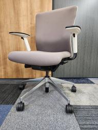 【訳アリ品】【快適な座り心地を追求して新たに開発された最新メカニズム！ワンランク上の座り心地！】■ウチダ(UCHIDA)製　エルフィチェア（Elfie）　肘付き　ミドルバック　背面メッシュ