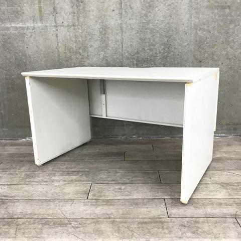 【パネル脚が珍しい!安心の国内メーカーのシンプルなオフィスデスク!】 ■オカムラ(okamura)製 プロユニット(Pro Unit)シリーズ 平机 引き出し無し W1200×D700㎜ ■パネル脚 ■配線口 ■ホワイト ※日焼け・塗装剝がれ有