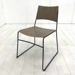 【木製のおしゃれなスタッキングチェア！待合室やリフレッシュスペースにおすすめ！】■オリバー（Oliver）製　スタッキングチェア　多目的チェア　木製　キャスターなし　■ブラウン×ブラック脚