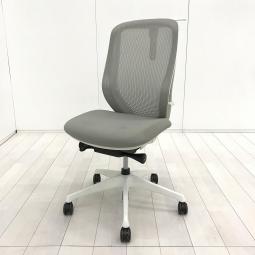 【前傾チルト機能付き！オカムラ製品で最も人気を集める高機能メッシュチェア！】■オカムラ（okamura）製　シルフィー（Sylphy）チェア　肘無ハイバック　■背面メッシュ　■ハンガー付　■ライトグレー ×脚：ホワイト