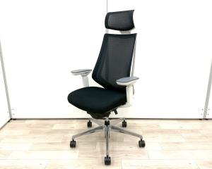 ■コクヨ(KOKUYO)製　■デュオラ(Duora)チェア　■ハイバック　■肘付き/可動肘　■ヘッドレスト付き　■ブラック×ホワイトシェル　　【弊社使用欄：A01062329】