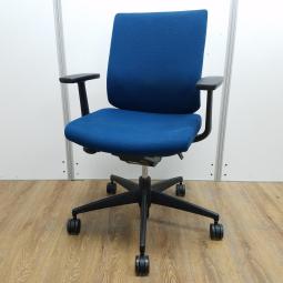 ★コクヨ製　ウィザード2　プルシアンブルー　ブラックフレーム　肘付き　ローバック　T字※固定肘　ランバーサポート　ランバーサポート標準装備！　納得の座り心地・定番のオフィスチェア！　肘付きローバックチェア！！