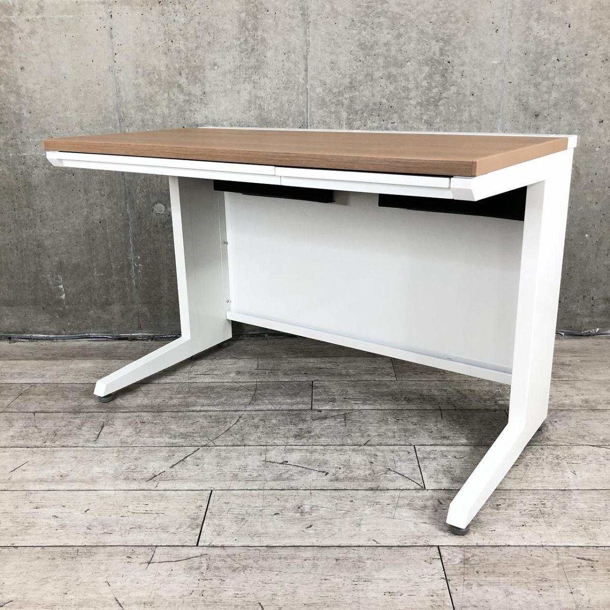 【在庫入替セール品！】スタイリッシュなブラウン系の木目カラー！コンパクトな奥行で導線確保もできる人気平デスクが入荷！
■オカムラ/アドバンス/ネオウッドミディアム　平デスク　W1100×D600ｍｍ
                        アドバンス
                                    中古
            