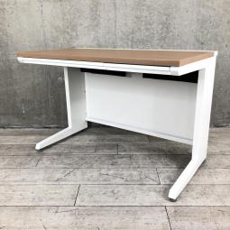 【在庫入替セール品！】スタイリッシュなブラウン系の木目カラー！コンパクトな奥行で導線確保もできる人気平デスクが入荷！
■オカムラ/アドバンス/ネオウッドミディアム　平デスク　W1100×D600ｍｍ