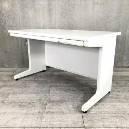 【幅広いワークスペースで作業効率アップ！スタンダードなデザインで使いやすい！】■プラス（PLUS）製　LA Deskシリーズ　平机　引出し付き　W1200×D700㎜　■ホワイト　 L脚 幕板付き