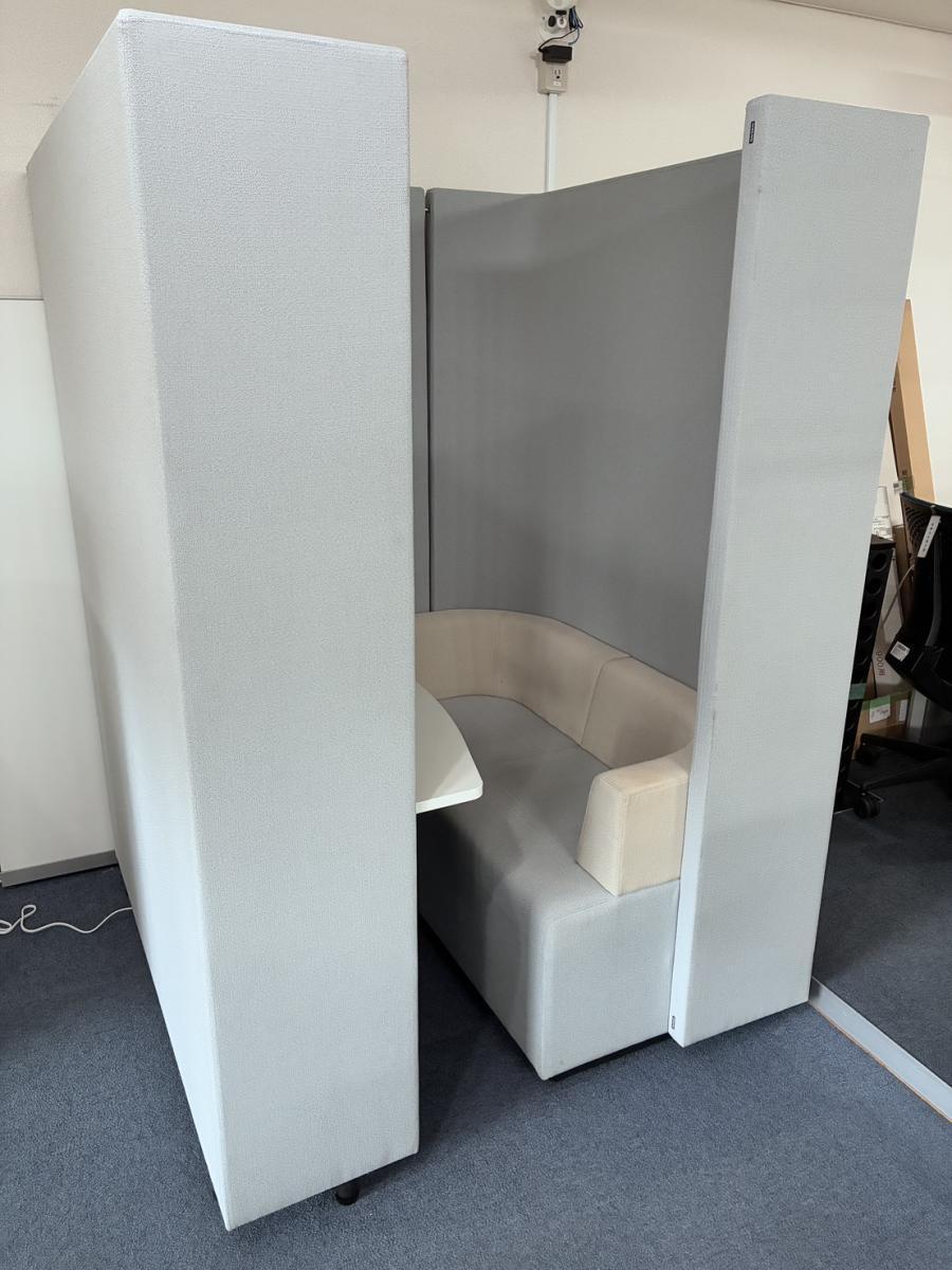 【商談、ミーティングをオシャレに快適に行えるブースセット！】■コクヨ（KOKUYO）製　ブラケッツシリーズ（Brackets）　集中ワークブース　1人用パーテーションブース　■ソファ/テーブル　■ライトブルー
                        ブラケッツ
                                    中古
            