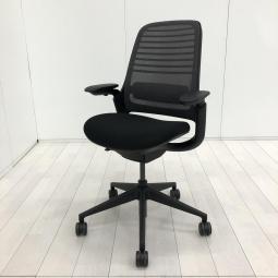 エアポケット内蔵クッションで包まれるような座り心地 ！/オススメ(おすすめ) /人気商品【弊社使用欄：A01061616】■スチールケース（Steelcase）製　シリーズ1（Series1 ）チェア　肘付ローバック　■可動肘　 ■背面：グラファイト