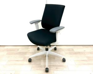 ■コクヨ(KOKUYO)製　■ウィザード3 (Wizard 3)チェア　■ローバック　■肘付き/可動肘　■ランバーサポート付き　■ブラック×ホワイトシェル【背骨のS字形状を快適にサポート！】【弊社使用欄：A01037871】【ID】