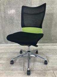 【1脚限定！】【人間工学に基づいた快適な座り心地！背あてのしなやかな曲線が背中にフィット！】■オカムラ（okamura）製　フィーゴメッシュ(feego-mesh)チェア　肘付ミドルバック　■ライトグリーン×ブラック　■メッシュ【入替セールにつき40%OFF！】