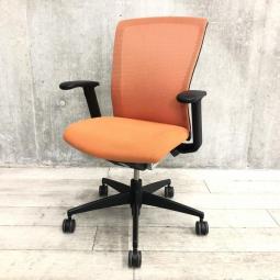 【上半身の動きにフィット・体を包み込むメッシュ張地！　ランバーサポート付きのチェアをお手頃価格でご案内！】■コクヨ（KOKUYO）製　フォスターエトス (ETHOS)　肘付き　ハイバック　■肘付ハイバックチェア　■背面メッシュ　■オレンジ×ブラックフレーム