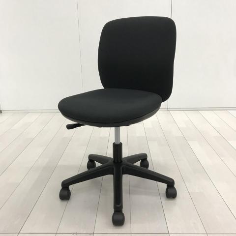 【シンプルでコンパクトな見た目が可愛らしい！小さめのデスクとも相性抜群！】■ウチダ(UCHIDA)製　エニーザ(Anyza)チェア　肘無しローバック　クロスバックタイプ　■ブラック　【弊社使用欄：A01063203】