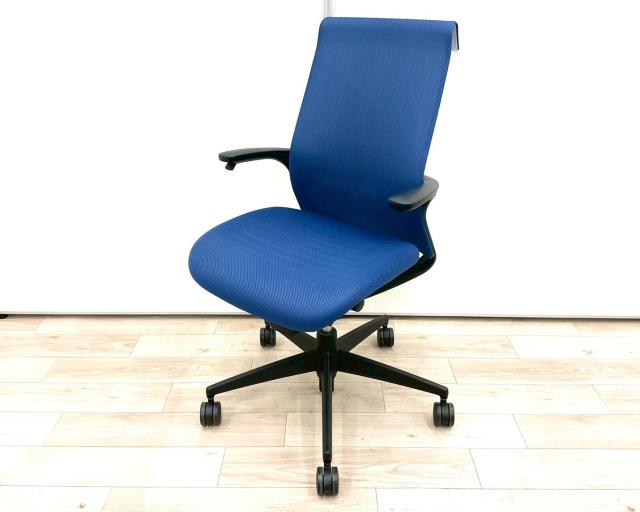 【手元のレバーで上下昇降が可能！スタイリッシュなコクヨ製の定番シリーズ！】■コクヨ(KOKUYO)製　エムフォー(M4)チェア　肘付ハイバック　■固定肘　■インディゴブルー　【弊社使用欄：A01063157】