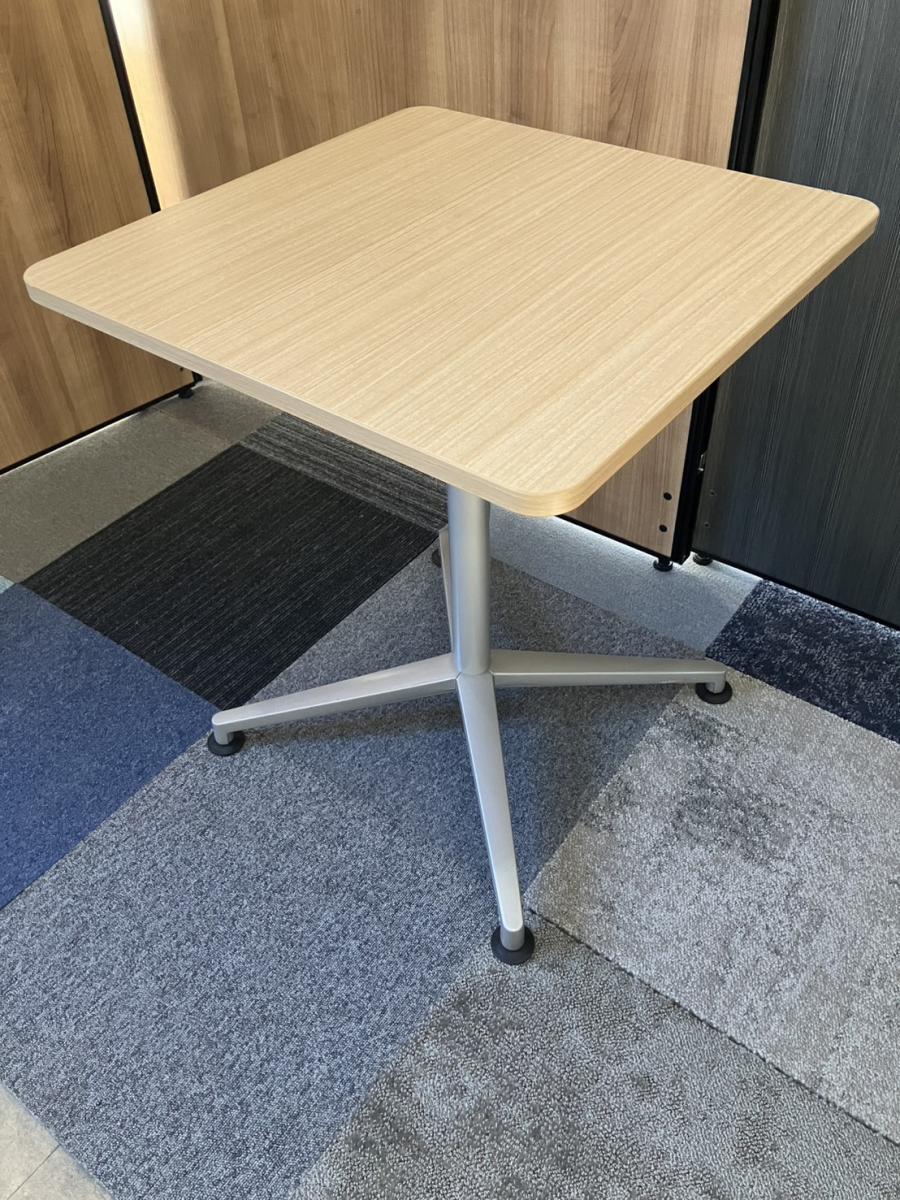 【カフェ風なオフィスにもおすすめ！コンパクトな角テーブルが入荷！】 ■ナチュラル　簡易的な会議やリフレッシュルームなどにも人気！　ABW
                        その他シリーズ
                                    中古
            