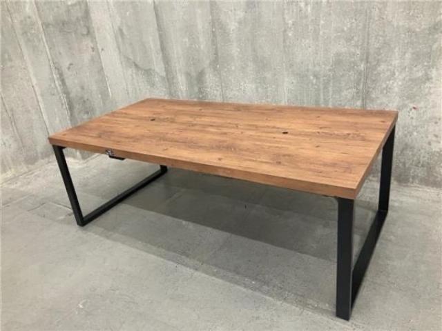 【577550】【オフィスの雰囲気ががらりと変わる！高さ720mmのテーブル！】■オカムラ（okamura）製　Alt Piazza（アルトピアッツァ） テーブル　角テーブル　ミーティングテーブル　　■木目ナチュラル天板×ブラック脚 オフィスバスターズ　水戸サテライト　水戸市、日立市、ひたちなか市、鹿嶋市、神栖市、牛久市、古河市、結城市、東海村、つくば市