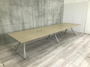 【577552】【幅4000㎜・洗練された上質なデザインの大型テーブル！】■イトーキ(ITOKI)製　DZシリーズ　会議用テーブル　ミーテイングテーブル　W4000×D1200㎜　■配線口あり　■木目調ナチュラル天板　※2枚天板のため搬入もしやすい！ オフィスバスターズ　水戸サテライト　水戸市、日立市、ひたちなか市、鹿嶋市、神栖市、牛久市、古河市、結城市、東海村、つくば市