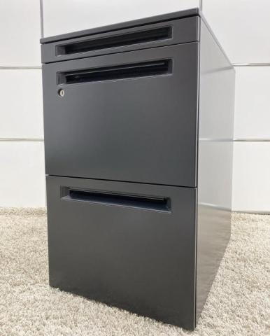 【スタイリッシュなデザインで人気のブラックカラー!】■オカムラ製 3段ワゴン ブラック H650mm ■人気のフリーアドレスデスクにもフィット!【ハイワゴン】【ABW】