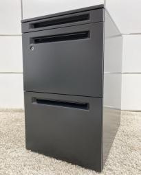 【スタイリッシュなデザインで人気のブラックカラー！】■オカムラ製　3段ワゴン　ブラック　H650mm　■人気のフリーアドレスデスクにもフィット！【ハイワゴン】【ABW】