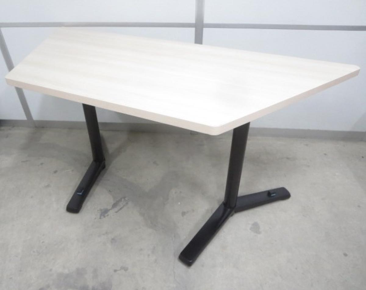 【組み合わせることで様々な形にレイアウト！】■オカムラ製　ミーティング・カフェテーブル　台形　キャスター付　木目天板【キャスターでコロコロ！】【ABW】
                        その他シリーズ
                                    中古
            