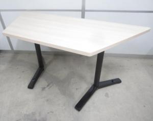 【組み合わせることで様々な形にレイアウト！】■オカムラ製　ミーティング・カフェテーブル　台形　キャスター付　木目天板【キャスターでコロコロ！】【ABW】