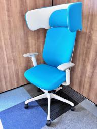【レア商品入荷！人気のワークヴェール付！集中作業にもオススメ！】■オカムラ　シルフィーチェア　可動肘付　ライトブルー　ヘッドレスト付　エクストラハイバック　■背のカーブを変えられる！新感覚のオフィスシーティング！