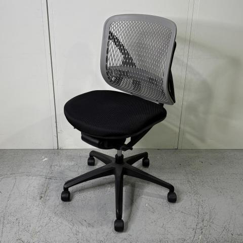 【背中全体を包み込むような安定感！】■イナバ（INABA）製　イエラシリーズ　肘無ローバックチェア　■背面：樹脂メッシュ　■グレーxブラック　オフィスバスターズ神戸