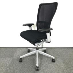 【スタイリッシュなデザインで多彩な機能搭載！腰部を左右非対称に調整できる唯一無二のチェア！】■ヘイワース (HAWORTH)　製　ゾディ (ZODY) チェア　肘付き　ハイバック　■可動肘　■ランバーサポート付　■背面メッシュ　■ブラック 【弊社使用欄：A01026576】【ID】