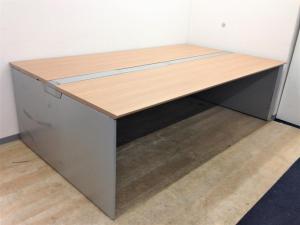 【関西倉庫入荷】■オカムラ　フリーウェイ　幅2400mm×奥行1400mm　■天板ネオウッドミディアム×脚ホワイト【4名様推奨サイズ！　レアなブラウン天板のフリーアドレスデスク！】