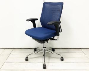 【機能性抜群の人気チェア！自然な姿勢をサポートするアンクルチルトリクライニング搭載！】■オカムラ(okamura)製　コーラルチェア（Choral）　肘付ミドルバックチェア　背面メッシュ　■ブルー×ブラックシェル