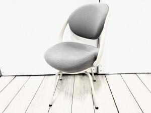 ホームインテリアに合う柔らかいデザイン！クッション性の高いしっかりとした座り心地でオフィスにも自宅にもおすすめ！
■オカムラ/パラベル（Parabel）/座カラー：ライトグレー　ボディ：ライトグレージュ