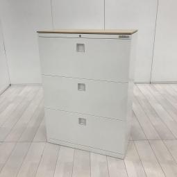 【在庫入替セール品！（本在庫限定価格）】【ファイル収納にオススメ！高品質で使いやすい人気シリーズの3段ラテラル書庫！】■オカムラ（okamura）製　レクトラインシリーズ　3段ラテラル書庫　ローキャビネット　H1115㎜■ナチュラル色　天板付き　■ホワイト　■シリンダー鍵【ABW商材】【弊社使用欄：A00958221】【関東倉庫在庫品】