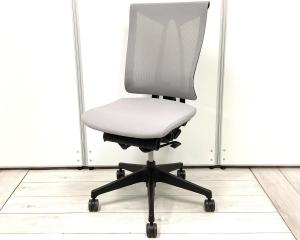 【座るとわかる快適さ！骨盤にしっかりフィット！チェア自らが動き座る人の体を支える！ 】■イトーキ製(ITOKI)製　セレーオ(celeeo)チェア　肘無　ハイバック　背面メッシュ　■ライトグレー×ブラックシェル【入替セールにつき30%OFF！】