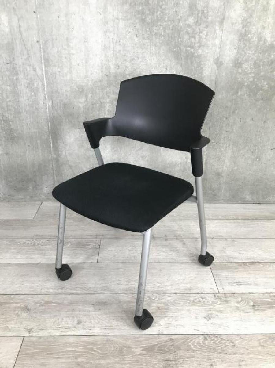 【30脚大量入荷】【シンプルスマートなスタッキングチェア！分厚いクッションで長時間でも快適な座り心地！】■コクヨ（KOKUYO）プロッティ（Protty）　スタッキングチェア　■ブラック　■固定肘　■背面樹脂　■キャスター付
                        プロッティチェア
                                    中古
            