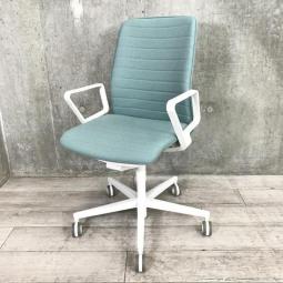 【コクヨの最新チェア】インテリア発想から生まれた、空間に溶け込む柔らかなデザイン　■コクヨ　FABRE（ファブレ）ファブリック　ストライプタイプ　■ローバック　固定肘付き　■アッシュターコイズ【オフィスにもご自宅にも】【A01001440】