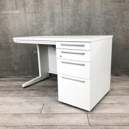 【書類を多く扱う方にも嬉しい4段収納！便利な電源タップ付！】■オカムラ（okamura）製　アドバンス（ADVANCE）　片袖机　4段収納　■W1100×D600㎜　■電源タップ付　■ホワイト　■シリンダー錠【IB】