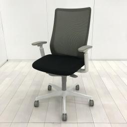 【背中を立体的に包み込む！シルフィの座り心地を低コストで再現！】■オカムラ（okamura）製　フルーエントチェア　肘付ハイバック　■可動肘付き　■背面：メッシュ　■ミディアムグレー×座面ブラック