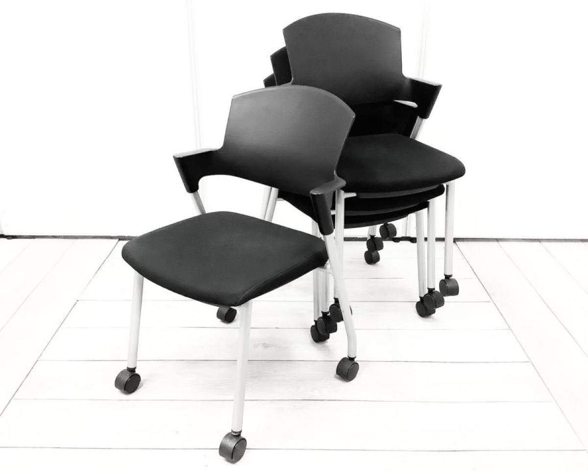 【セット商品（チェア×４脚）】【シンプルスマートなスタッキングチェア！分厚いクッションで長時間でも快適な座り心地！】■スタッキングチェア　肘付ミーティングチェア　■固定肘　■キャスター付　■ブラック 　■背面樹脂/コクヨ（KOKUYO)/プロッティ
                        プロッティチェア
                                    中古
            