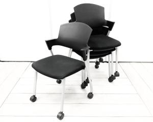 【セット商品（チェア×４脚）】【シンプルスマートなスタッキングチェア！分厚いクッションで長時間でも快適な座り心地！】■スタッキングチェア　肘付ミーティングチェア　■固定肘　■キャスター付　■ブラック 　■背面樹脂/コクヨ（KOKUYO)/プロッティ