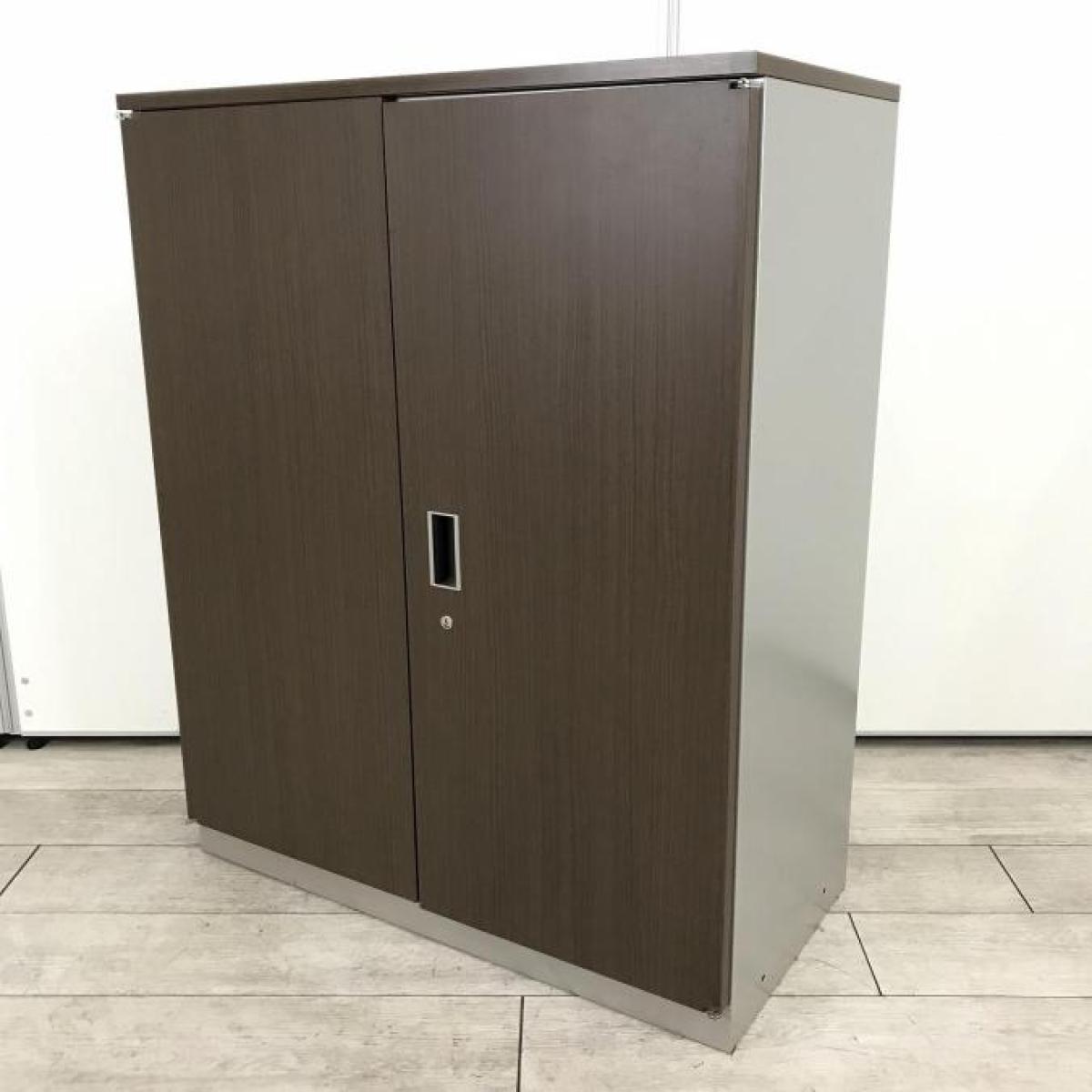 シックなイメージで人気の木目ダークカラー入荷！カフェ風なオフィスや役員室にもおすすめ！
■イトーキ/シンラインＲ （THIN LINE CABINET R）/扉カラー:ブラックウォールナットD　本体カラー:シルバーメタリック【ABW】
                        シンラインキャビネットR
                                    中古
            