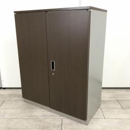 シックなイメージで人気の木目ダークカラー入荷！カフェ風なオフィスや役員室にもおすすめ！
■イトーキ/シンラインＲ （THIN LINE CABINET R）/扉カラー:ブラックウォールナットD　本体カラー:シルバーメタリック【ABW】