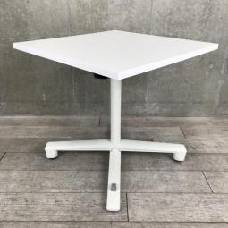 【新品定価10万以上！】ホワイト天板のおしゃれな角テーブル！天板跳ね上げ可能で便利なキャスター付き！リフレッシュスペースなどにおすすめ！
■オカムラ/ライブス ミーティングテーブル（Lives Meeting Table）/ホワイト　カフェテーブル　W750mm　折り畳み式
【ABW】