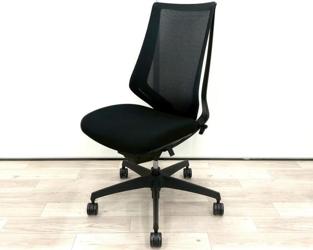 【2/10入荷予定商品！】【座る人に合わせた最適な姿勢を実現！】■コクヨ（KOKUYO）製　デュオラメッシュ　肘付ハイバックチェア　■可動肘　■ブラック×ブラックシェル　※昇降ガス圧弱めのため特価品となります！