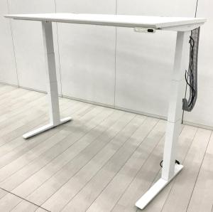 ☆W1350mm！【立ち姿勢を取り入れた新しいワークスタイルへ！】■オカムラ　スイフトシリーズ　電動昇降デスク【 高さ調整可能（H655～1255㎜）】ホワイト　配線口・コンセント付　■座り仕事での疲労を軽減！　昇降テーブル　平机　スタンディングデスク【Okamura　Swift】