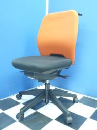 【スタンダードな機能搭載！デスクワークに過不足無しのオフィスチェア】■ウチダ(UCHIDA)製　シエルト(CIERTO)チェア　ローバックチェア　■肘無し　■背面：オレンジ/座面：ブラック【AD】