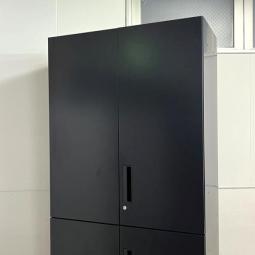 【ぞの】【コクヨ製の人気キャビネット！】コクヨ　エディア　両開き＋両開き書庫セット　鍵付き　シリンダー錠　希少なブラックカラー　A4×6段分を収納可能　《オフィスバスターズ福岡博多店は、福岡を拠点として、日本全国へ中古オフィス用品・オフィス家具を提供しております》